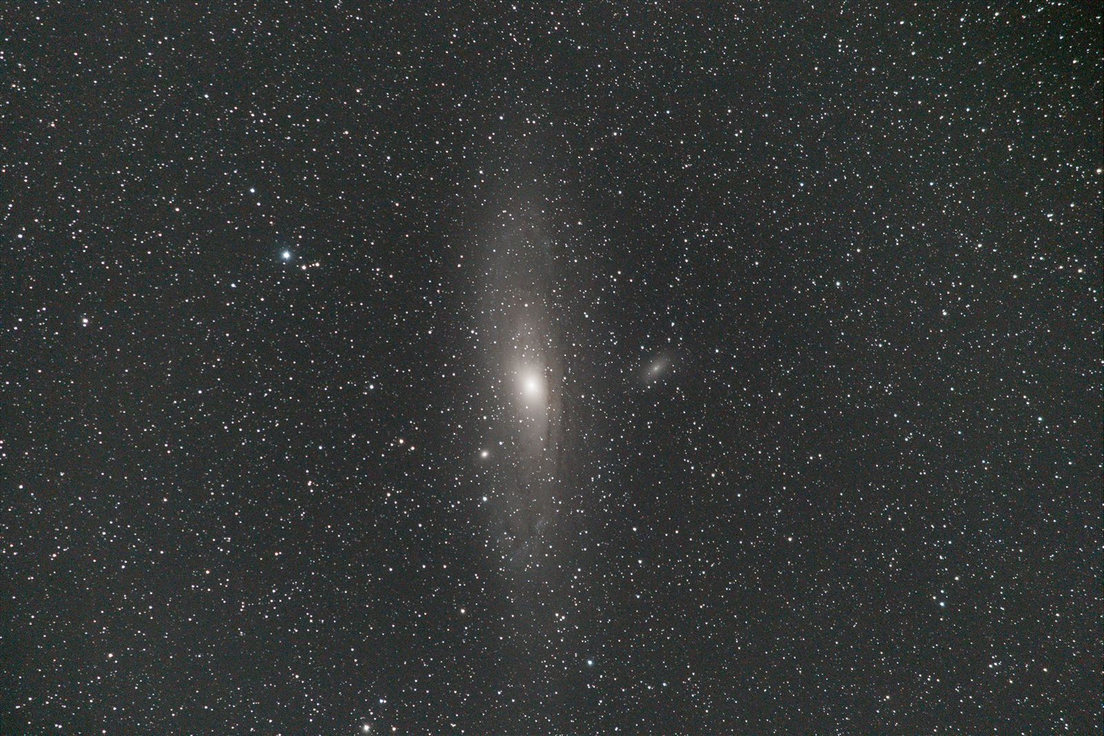 Andromedan galaksi kirkkaampana ja yksityiskohtaisempana, kuin suoraan kamerasta