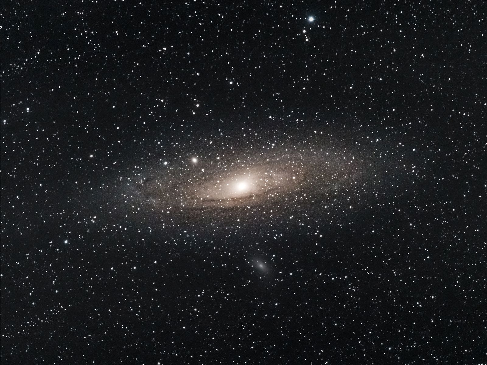 Andromedan galaksi mustassa avaruudessa