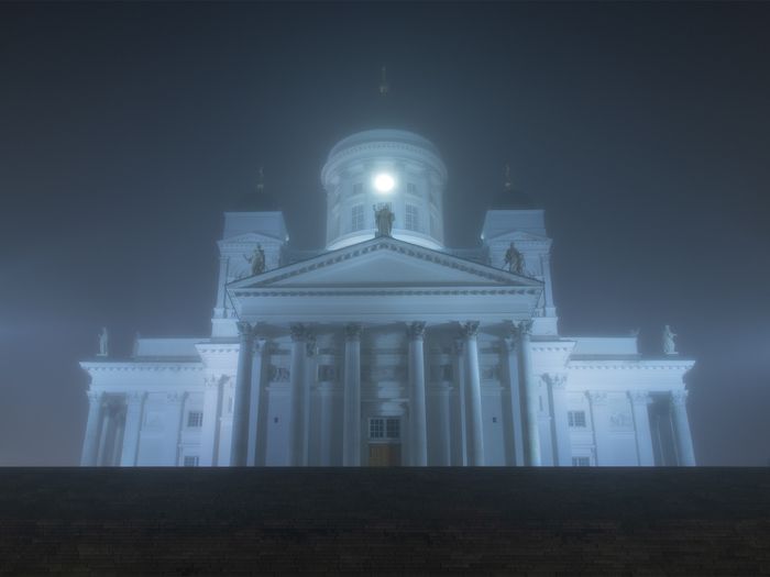 Helsingin Tuomiokirkko sumun peittämänä yöllä pimeässä