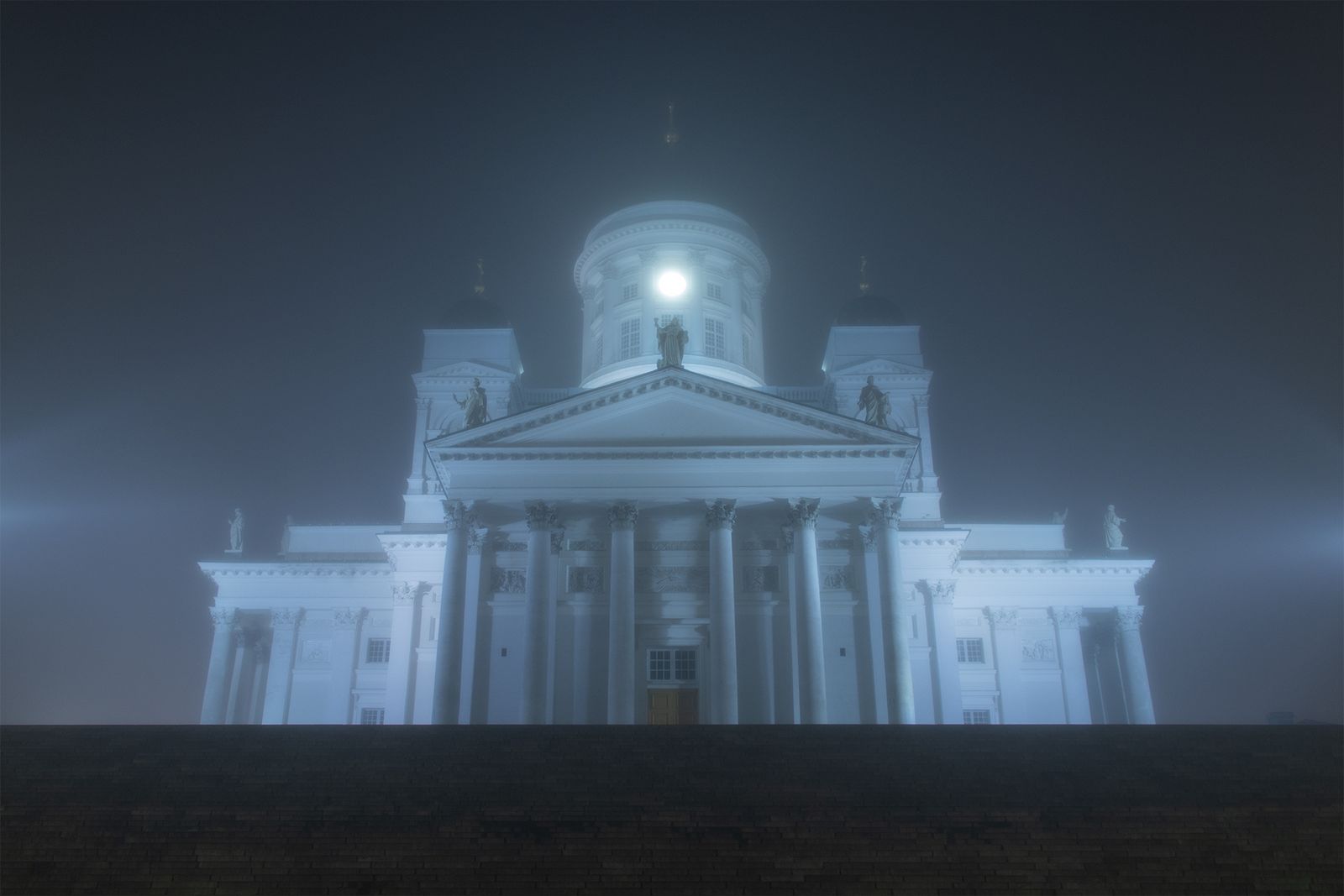 Helsingin Tuomiokirkko sumun peittämänä yöllä pimeässä