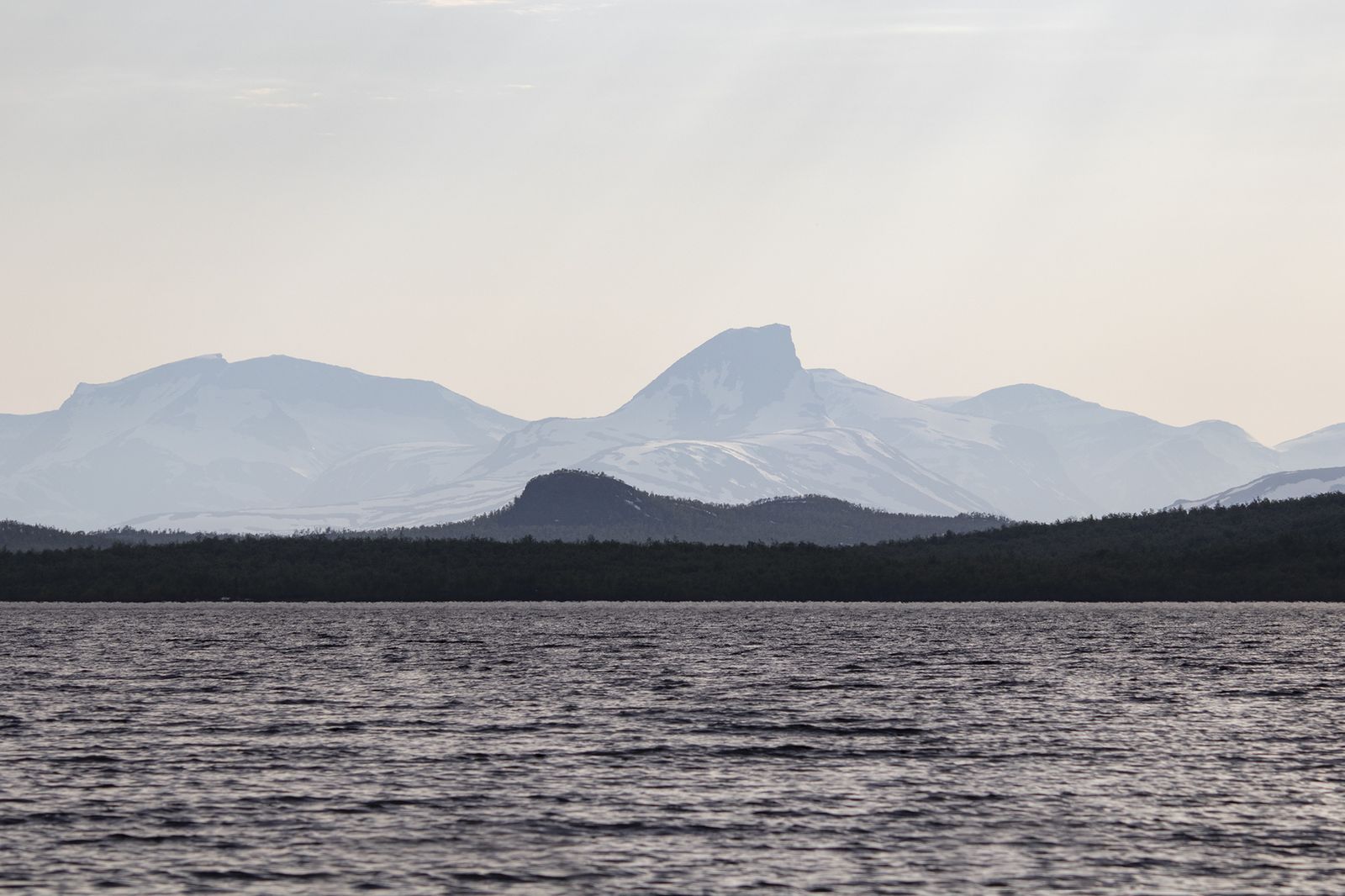 Norjan vuoristo katsottuna Kilpisjärveltä teleobjektiivilla