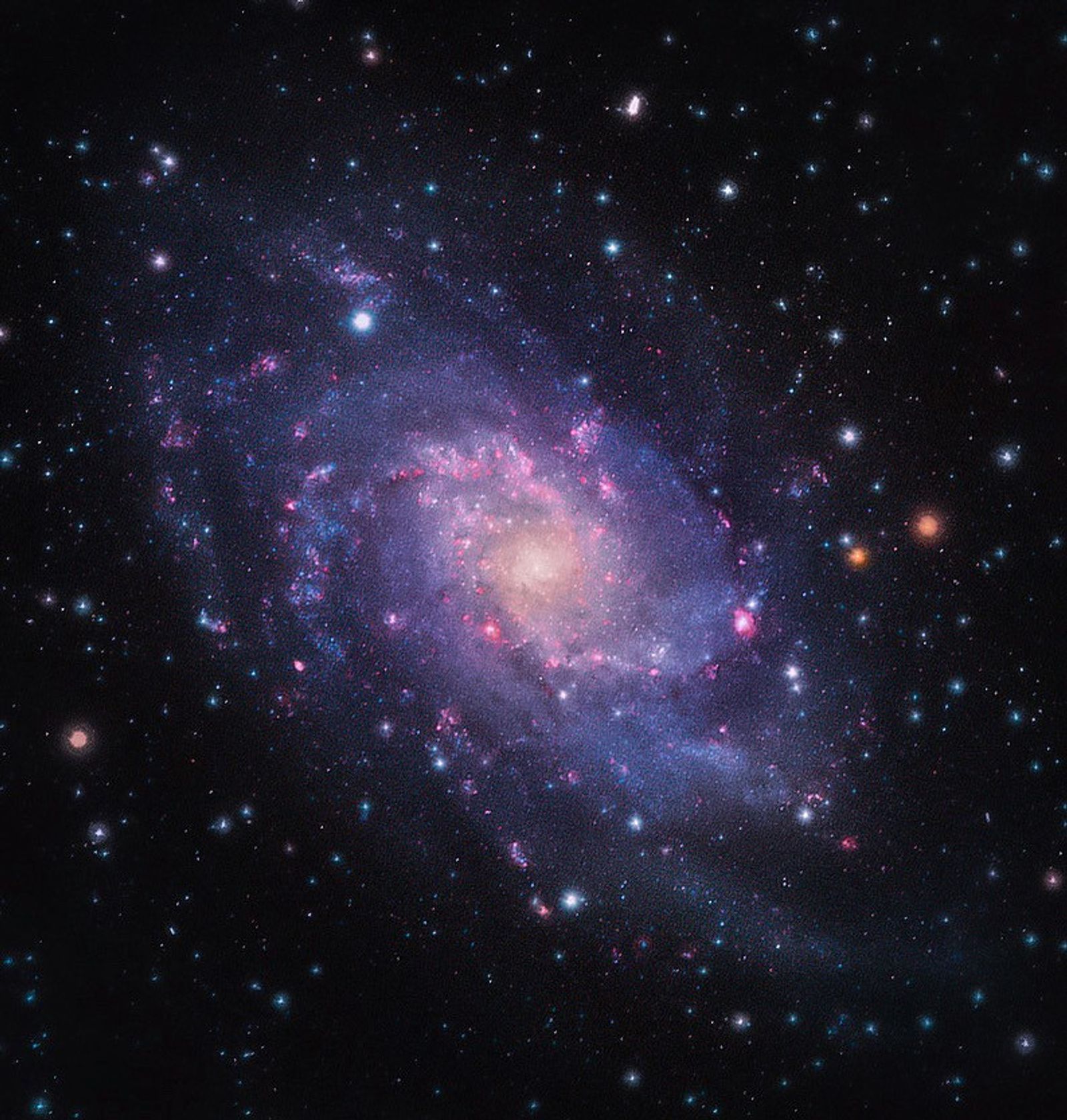 Kolmion galaksi, joka on kierteisgalaksina kierteen muotoinen. Se on väriltään violetti ja sininen, keskikohdastaan kellertävä