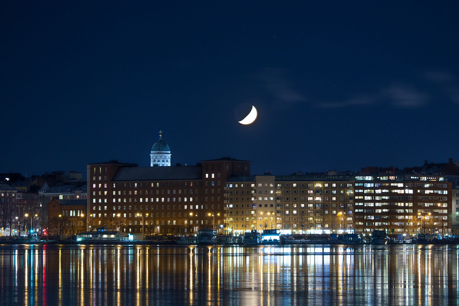 Helsinki ja kuu öisessä kaupungin hohteessa