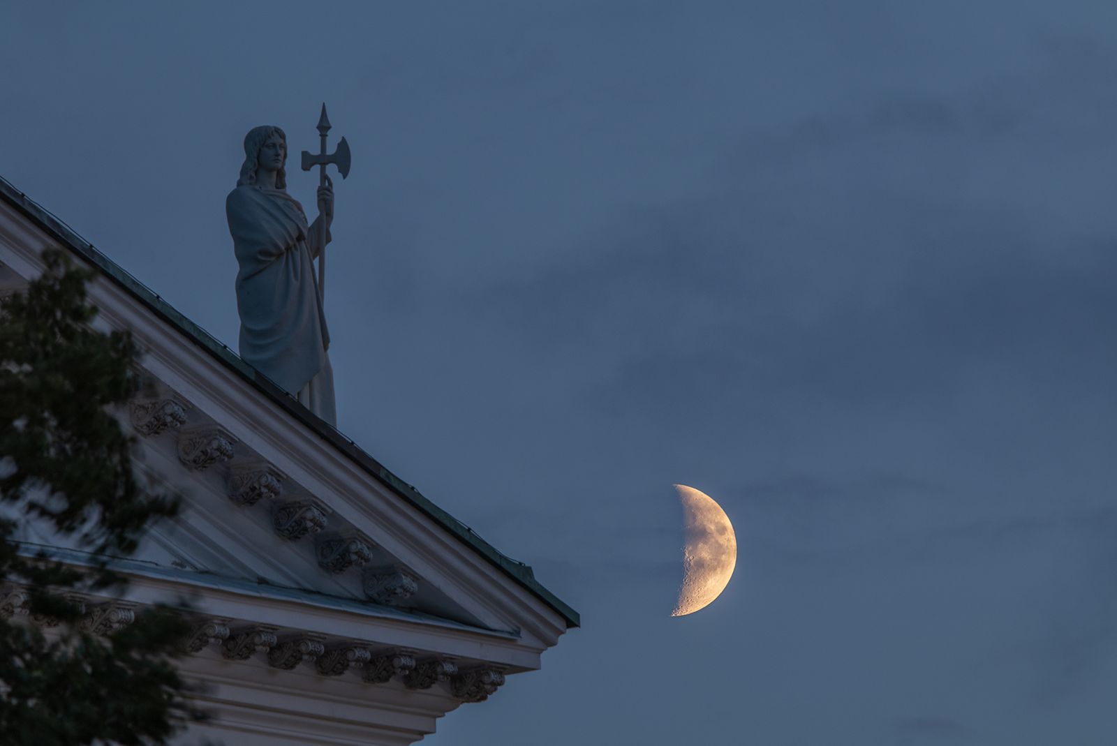 Helsingin Tuomiokirkon patsas ja kuu
