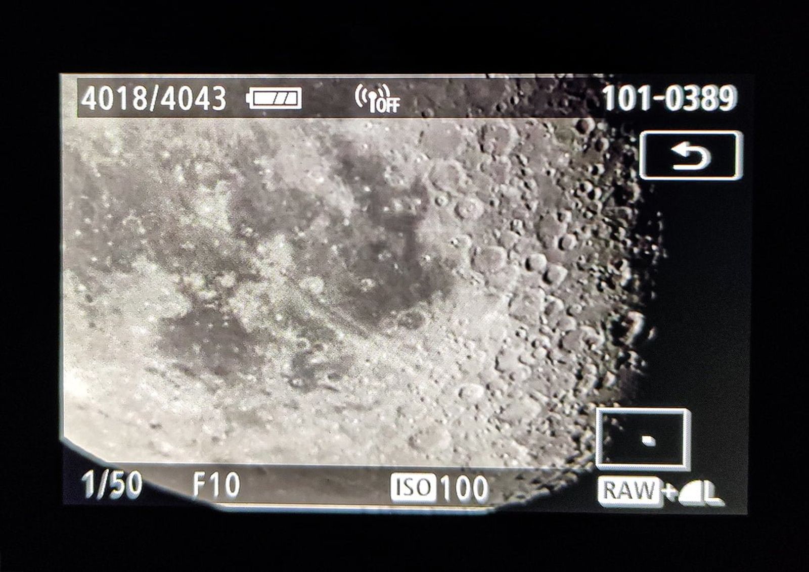 Kuu suurennettuna kameran ruudulla
