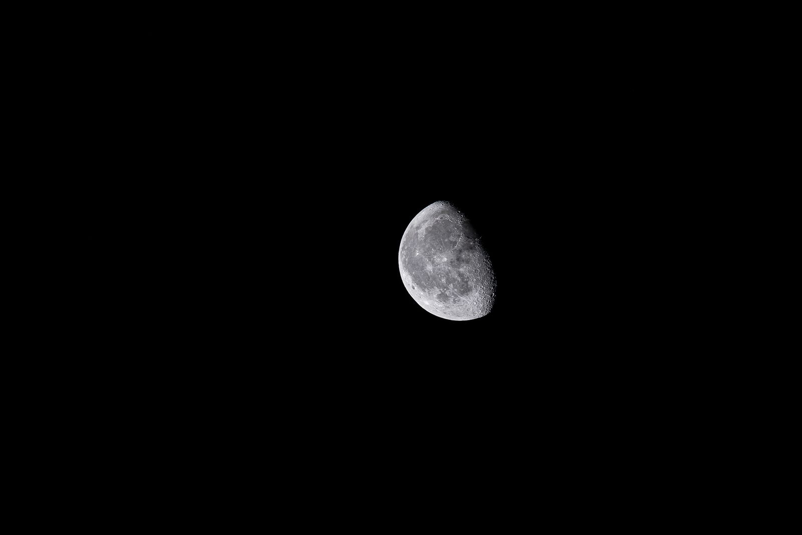 Kuu ilman rajaamista 400mm-objektiivilla