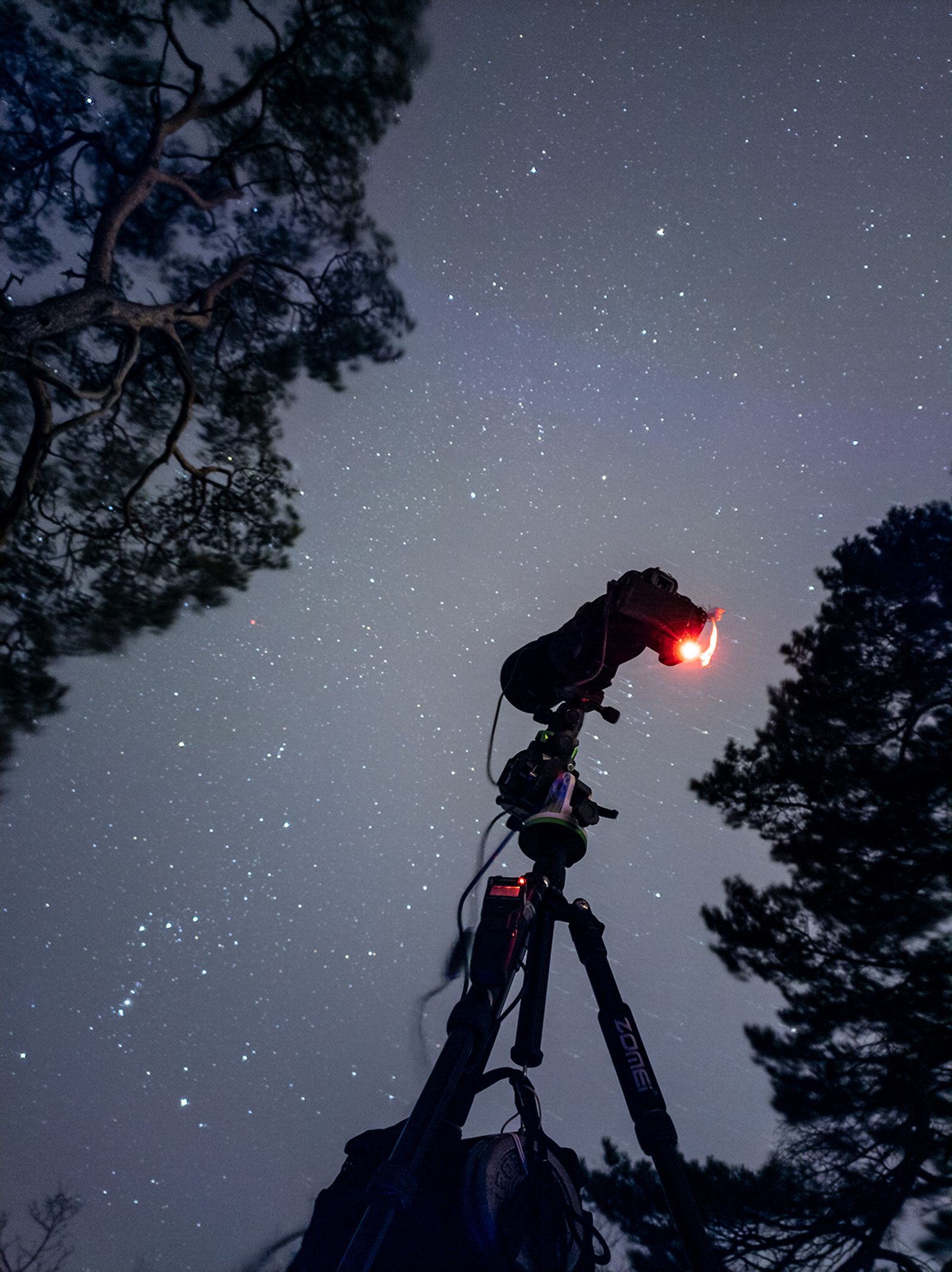 Puhelimella otettu kuva kamerasta, joka kuvaa tähtiä