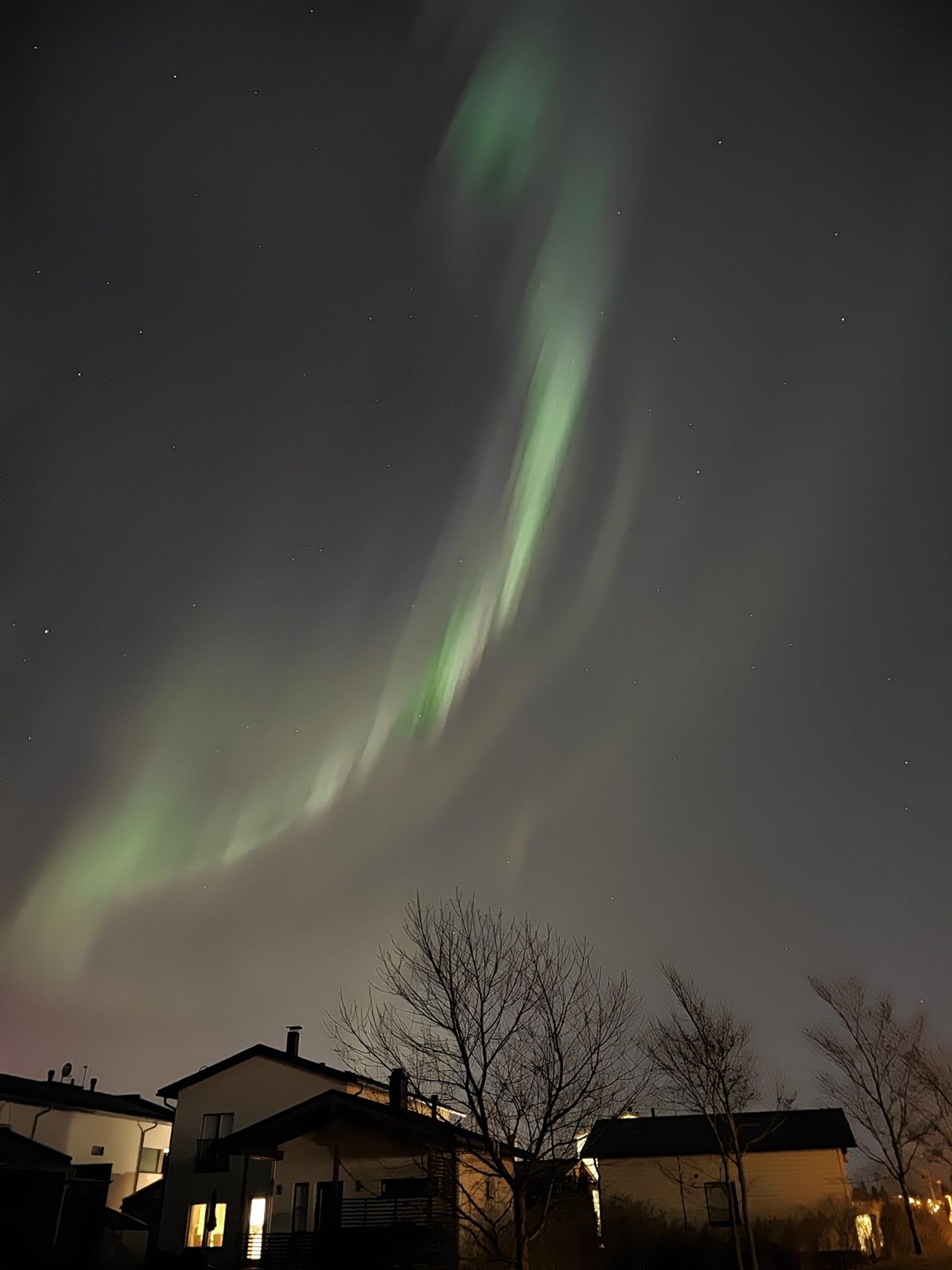 Revontulet kaupungin päällä.