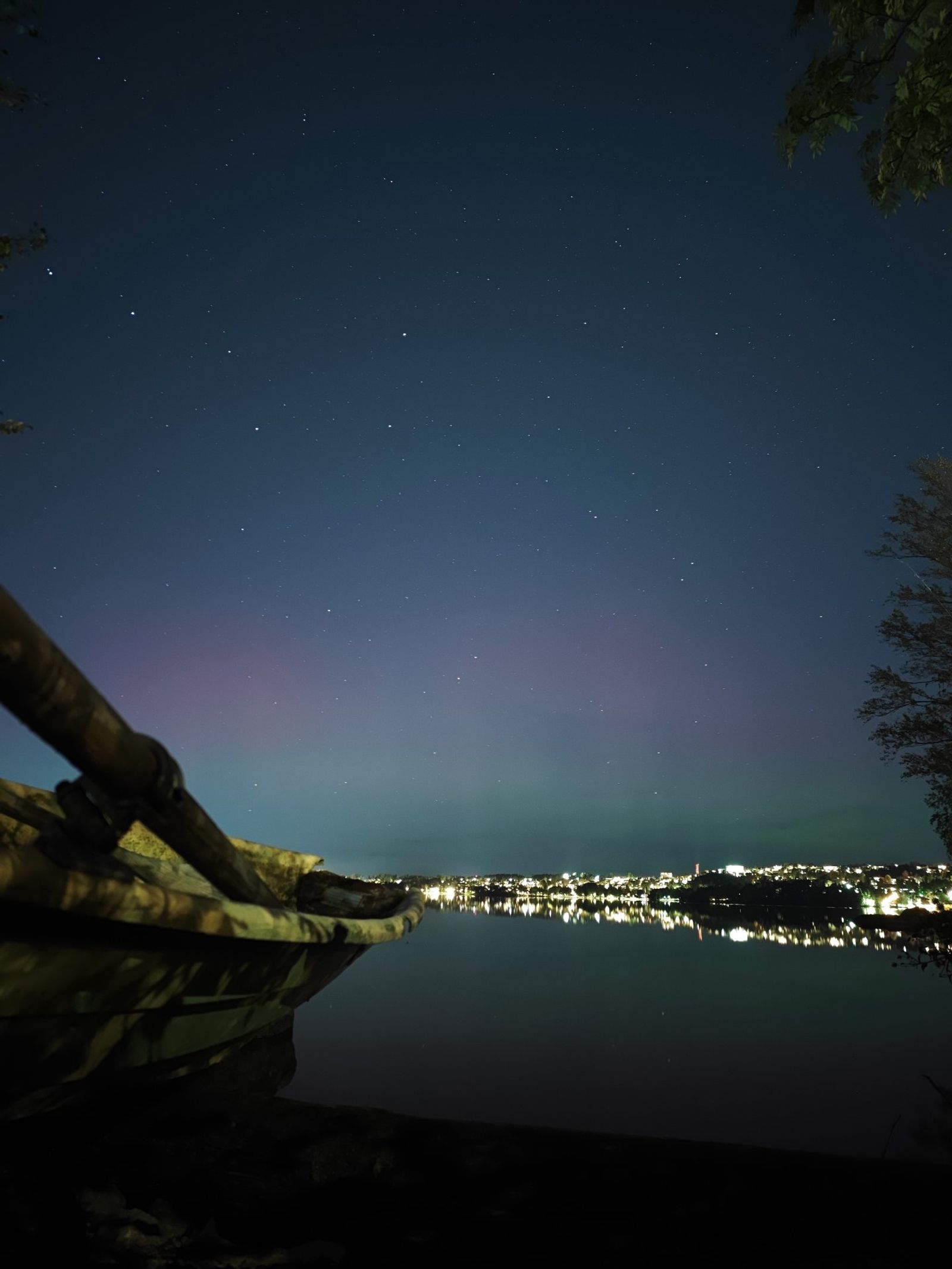 Revontulet ja tähtiä Pyhäjärven yllä manuaalisilla puhelimen Pro-kuvaus asetuksilla.