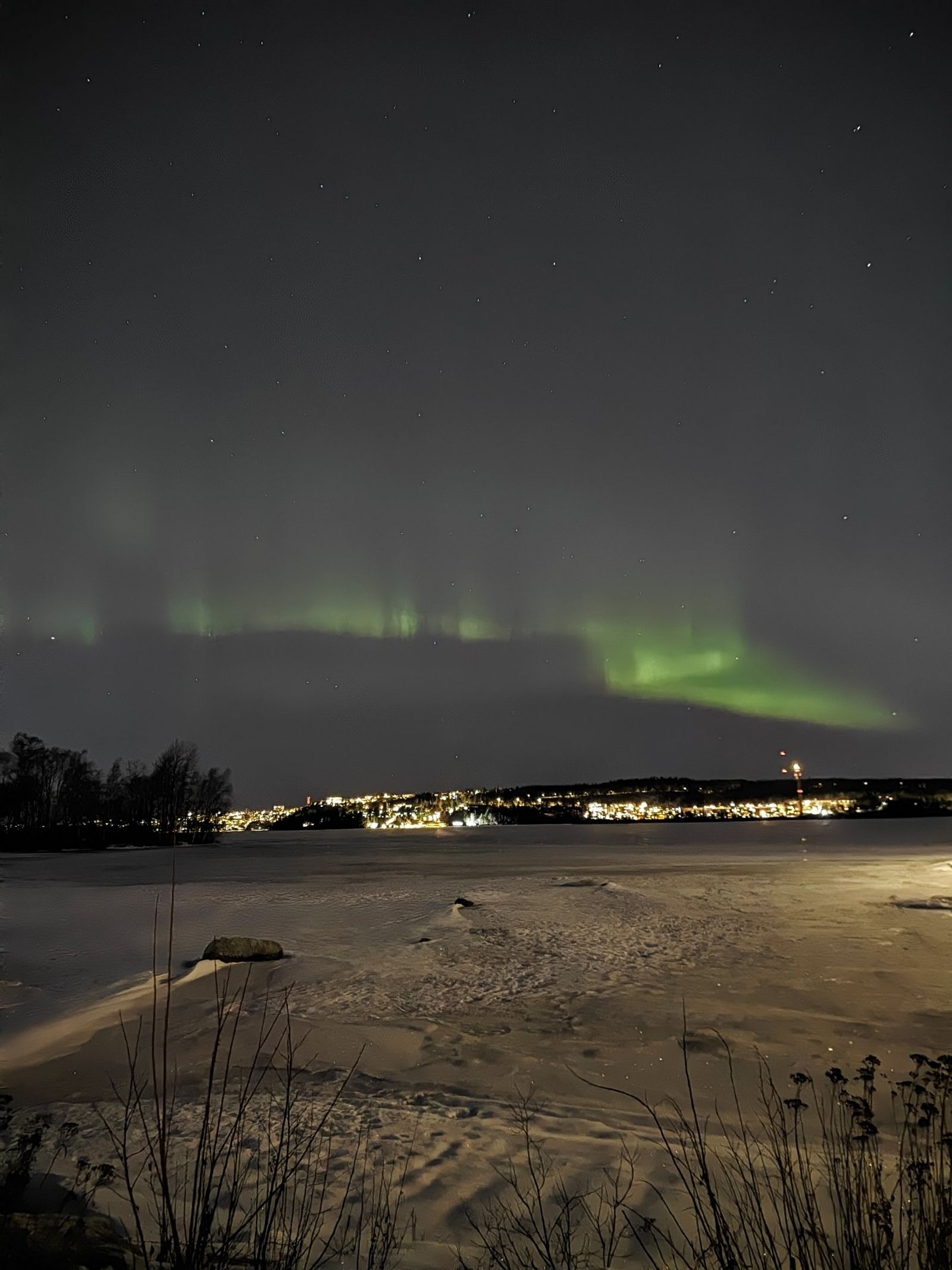 Revontulet pyhäjärven yllä.