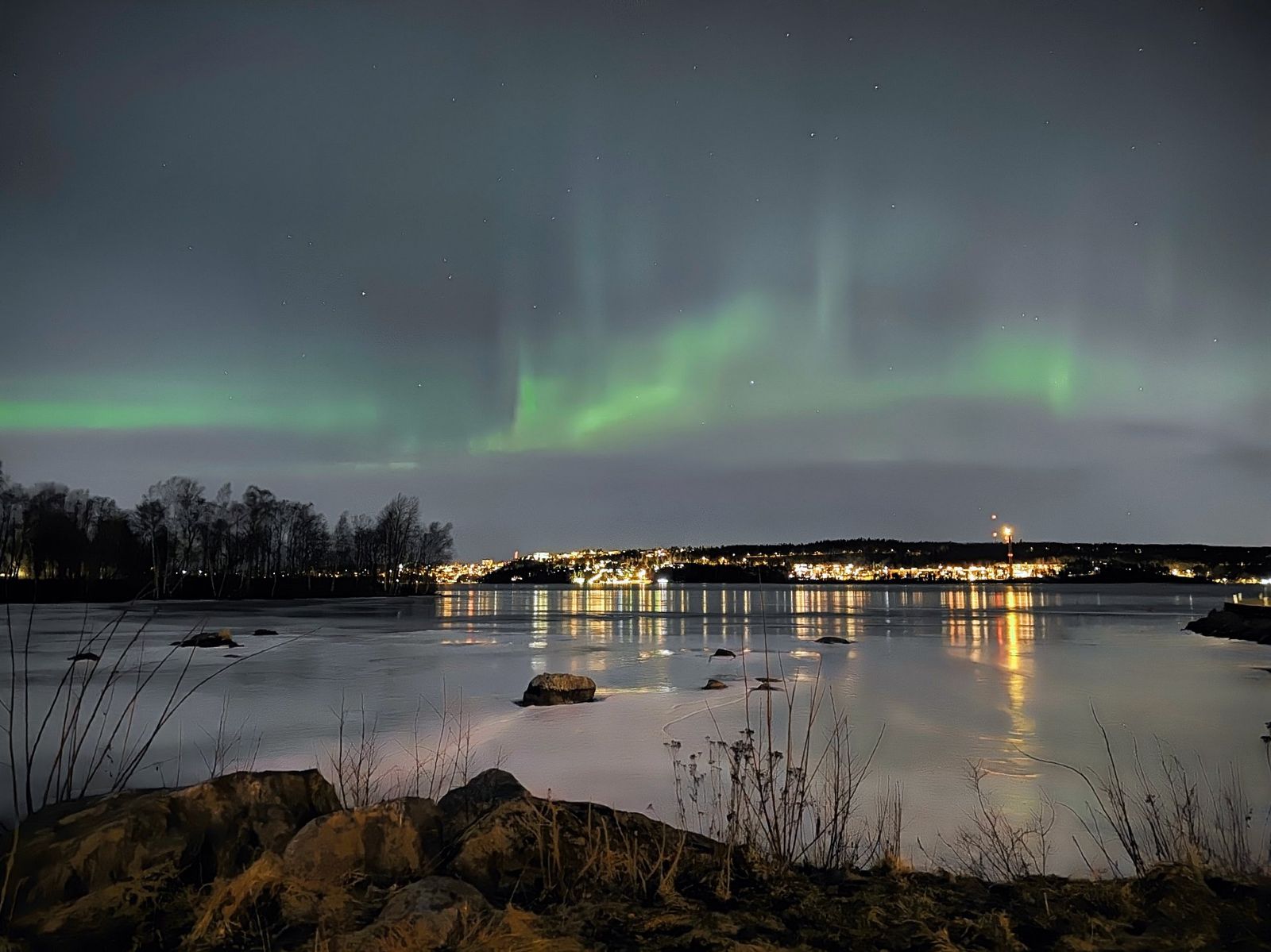 Revontulet pyhäjärven yllä.
