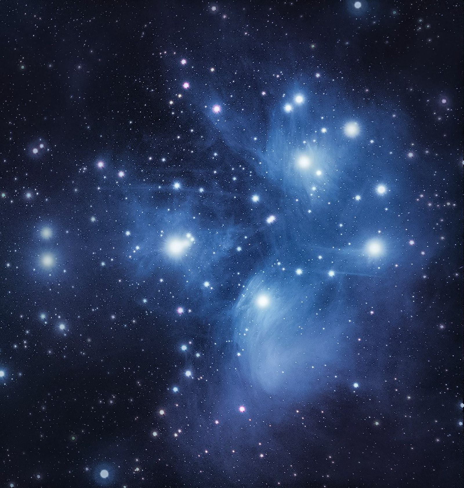 Seulaset, eli Plejadit, joka on tähtimuodostelma sinisellä ympäröivällä taustavärillä