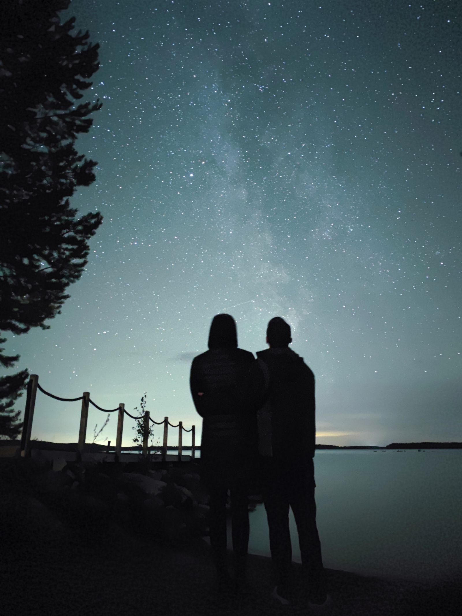 Kaksi ihmistä tähtitaivaan edessä