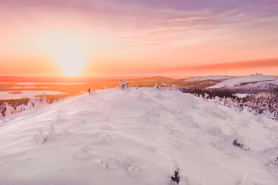 Auringonnousu lumisen Valtavaaran huipulla kuvattuna dronella