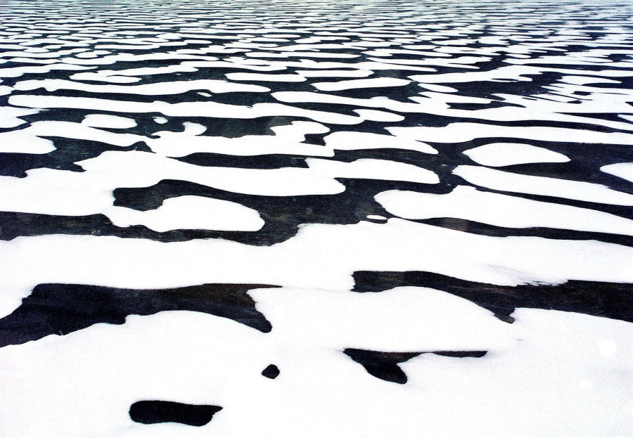 Aallolta näyttävät lumikasat järven päällä peittäen vain osan järvestä
