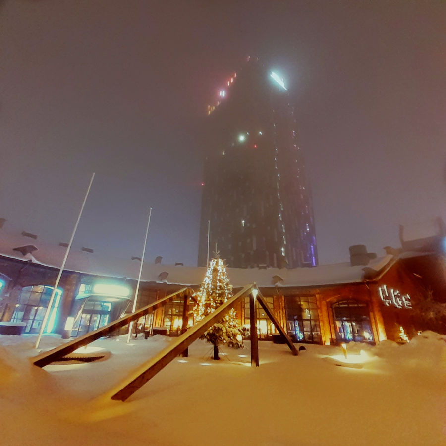 Hotel Torni Tampereella sumuun peittyneenä