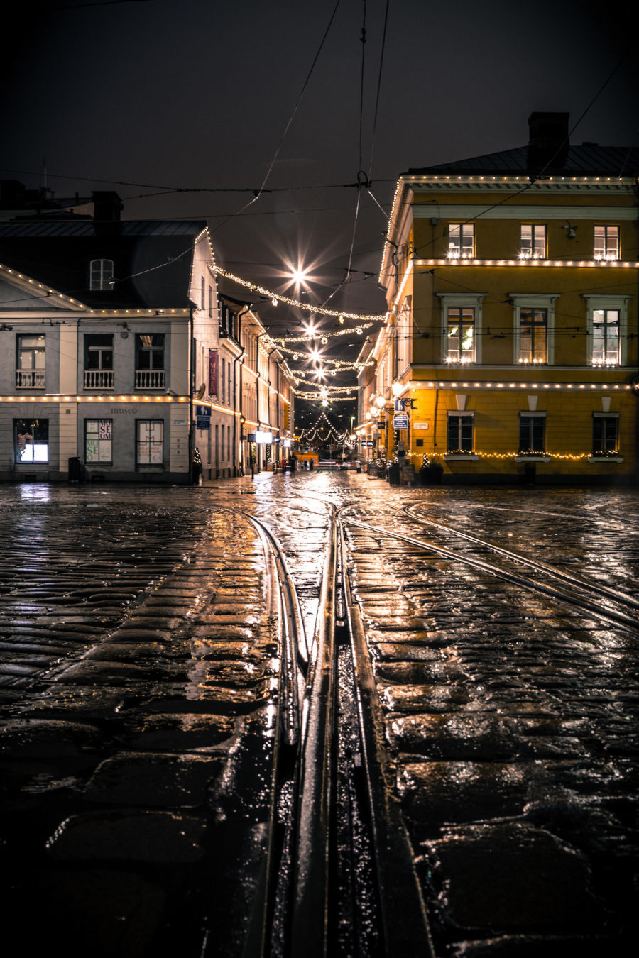 Katariinankatu Helsingissä sateisena yönä